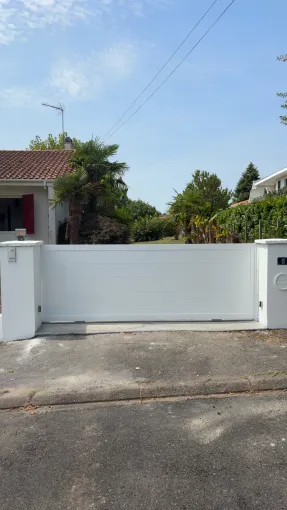 Fabrication et pose d'un portail en aluminium sur mesure, Dax, HP DESIGN