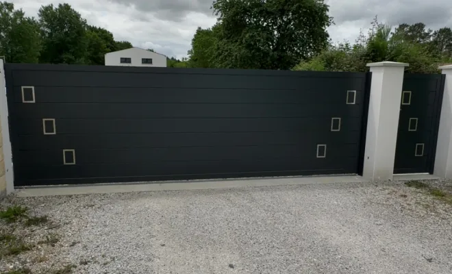 Fabrication et pose d'un portail motorisé et d'un portillon en aluminium, Dax, HP DESIGN
