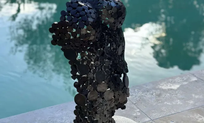 ce buste féminin en acier soudé, design et artistique, qui sublime désormais la piscine d'un client. L'art rencontre l'élégance !, Dax, HP DESIGN